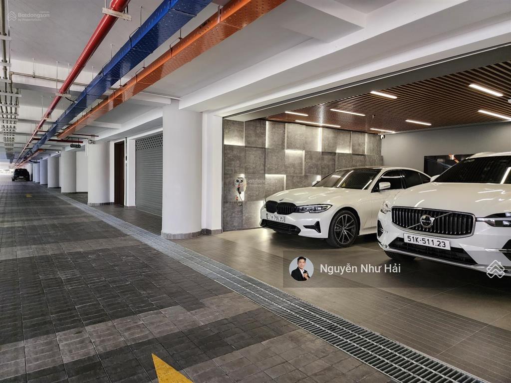 Bán sky villa celadon city 242m2 / 5pn nội thất cơ bản có garage trong nhà. giá 12,1 tỷ