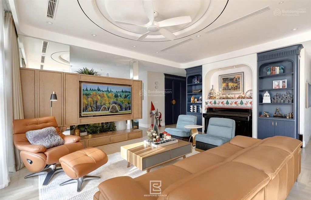 Bán gấp căn hộ đập thông diện tích 250m2 tại royal city !
