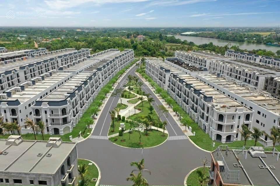 Bán gấp nhà phố view hồ bơi, cv 4pn, 3wc, 85m2 tại long phú residence, 3,2 tỷ, bến lức, long an