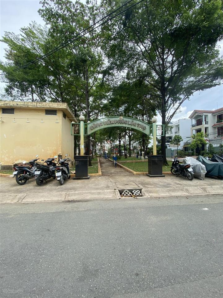 Bán căn biệt thự kế công viên. nhà đẹp. giá êm.