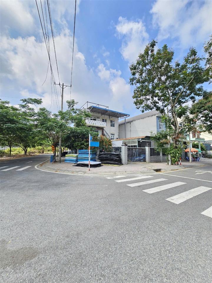 9,5 tỷ ngộp ngân hàng cần bán gấp biệt thự góc 2mt 243,4m2 đường 17m khu dân cư gần làng đhqg