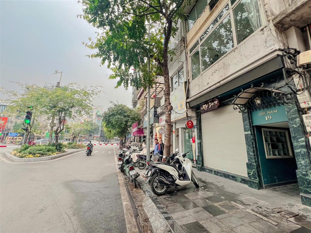 Chính chủ bán nhà mặt phố cửa nam phường xác nhận nhà không có quy hoạch, tầng 2 và tầng 3 giá tốt