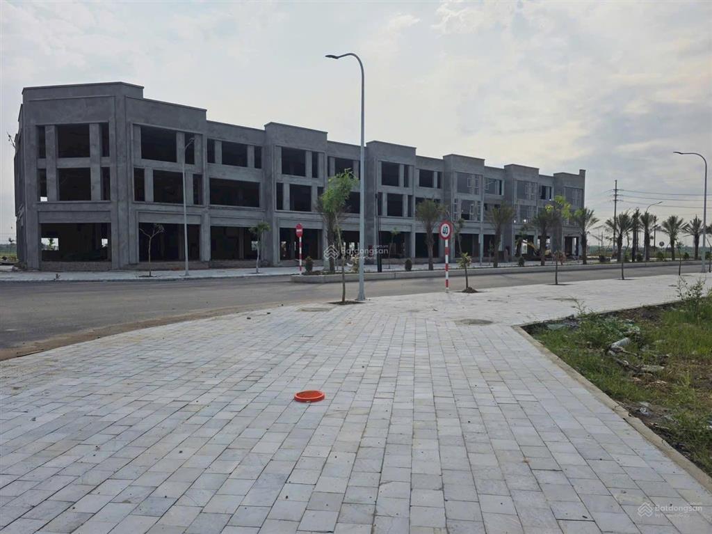 Cần bán lô xưởng 2600m2 giá gốc cao, giá bán nhỉnh 8 triệu/m2. 0989 580 ***