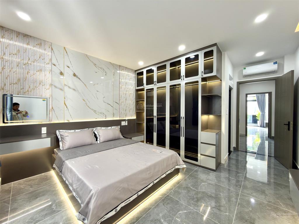 Nhà có thang máy, sát bên ubp, trường học, dt 4x16m, lửng, 3 lầu, 4pn, hướng đông bắc, 8,65 tỷ