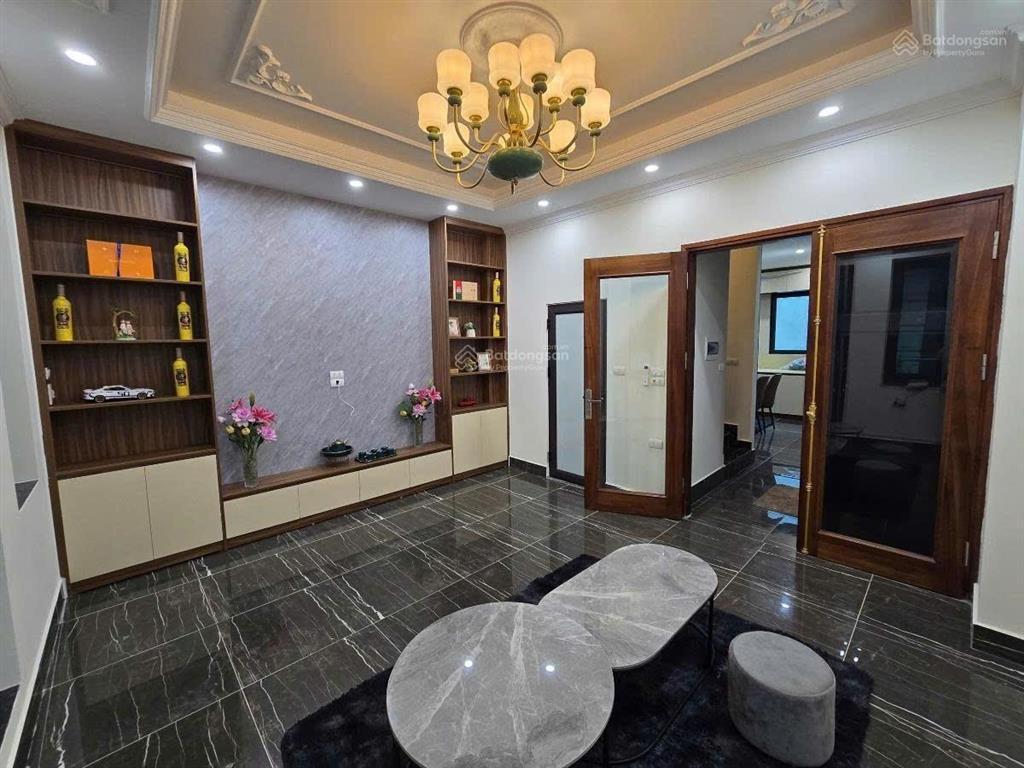 Cần tiền bán gấp căn ngọc khánh, 30m ra phố, ngõ ba gác thông, nhà mới đẹp, 2 thoáng, full đồ, 40m