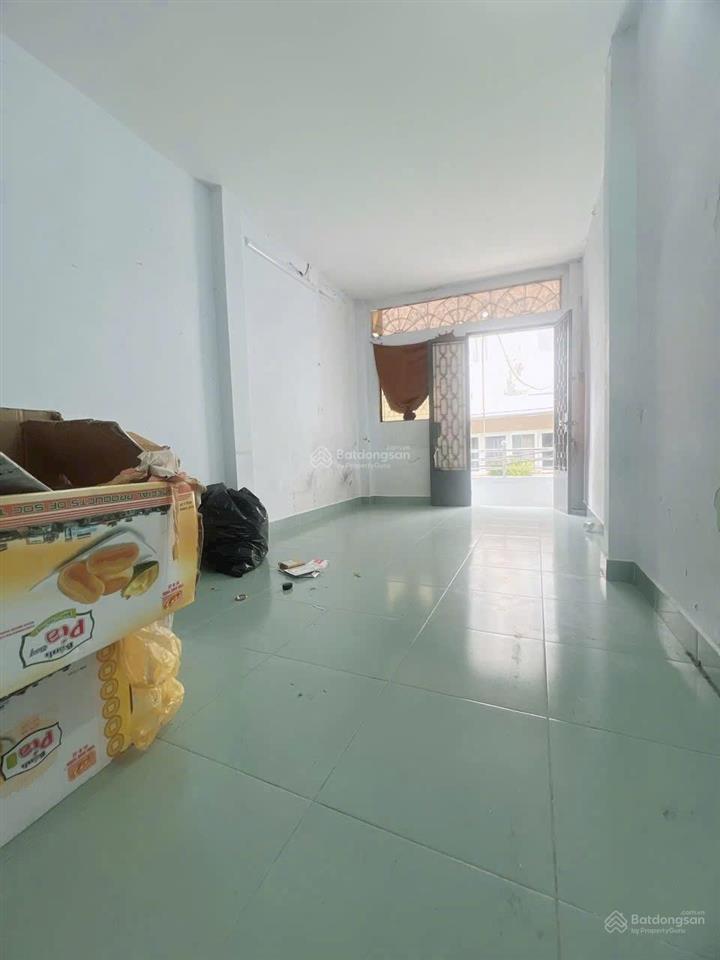 Nhà mặt tiền đường xe hơi 2 tầng quận 4