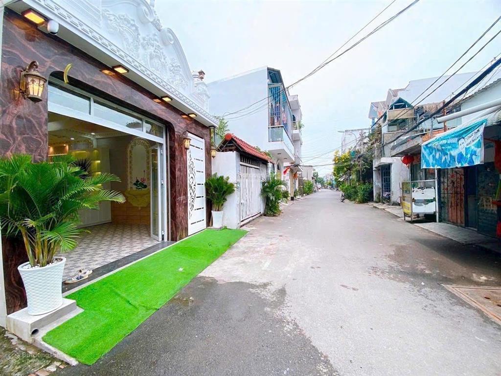 Bán biệt thự cổ điển vàng hẻm xe hơi đào tông nguyên nhà bè gara xe hơi dt 95m2. 0909 519 ***