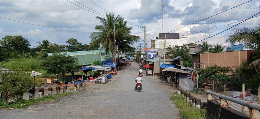 Bán đất tại xã tân nhựt, giá 12 tỷ, dt 2000m2, bao đẹp