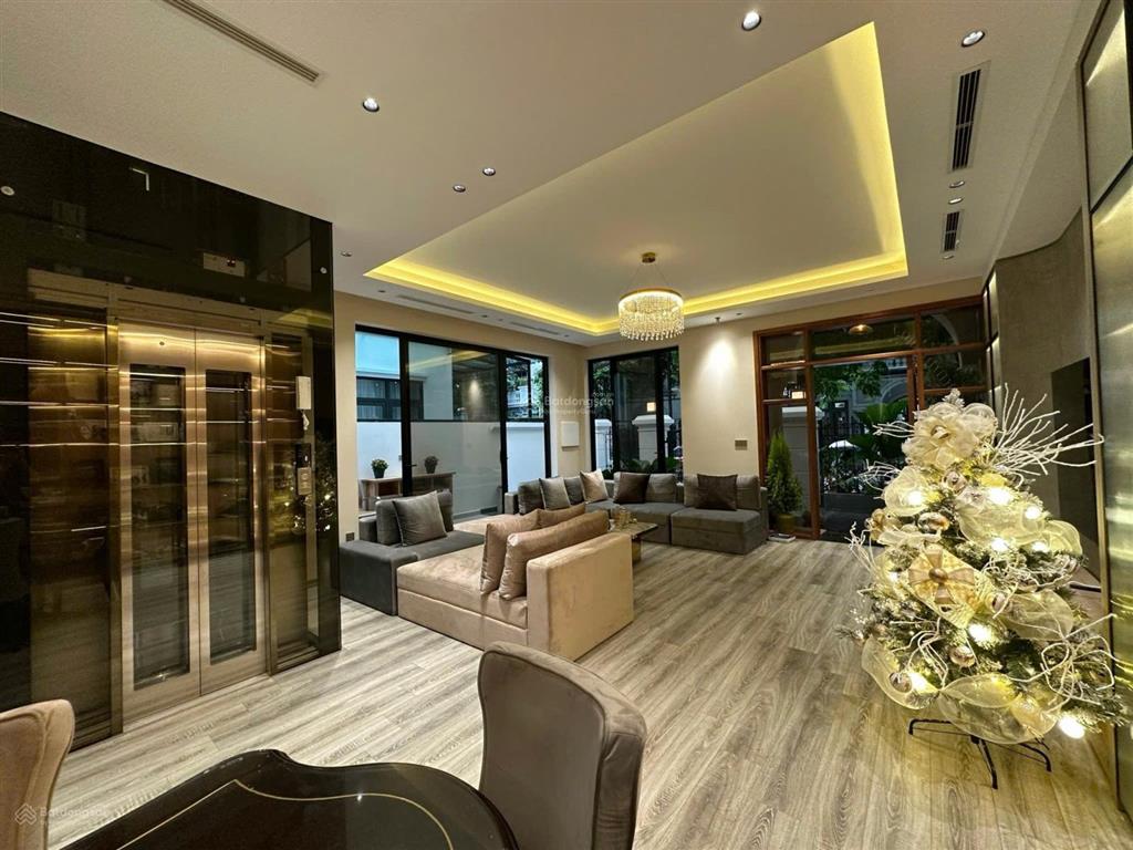 Chính chủ bán biệt thự song lập nhỏ bên hồ 128m2 full nội thất có thang máy 0903 257 ***
