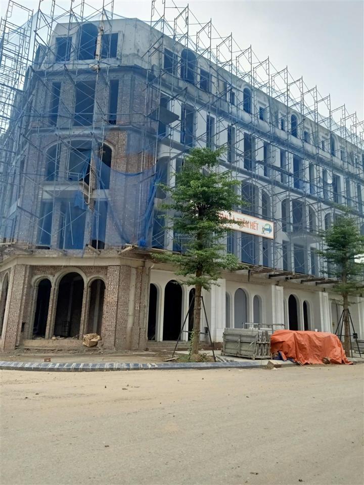 75m², 4 tầng, gần cổng chính, đường lớn, gần 2 bãi đỗ xe, lại thêm tổ hợp bể bơi, và clubhouse