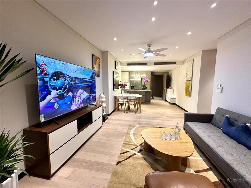 Bán chung cư vinhomes nguyễn chí thanh, dt 109m2 3 ngủ đủ đồ, giá chỉ 16.8 tỷ. 0945 894 ***
