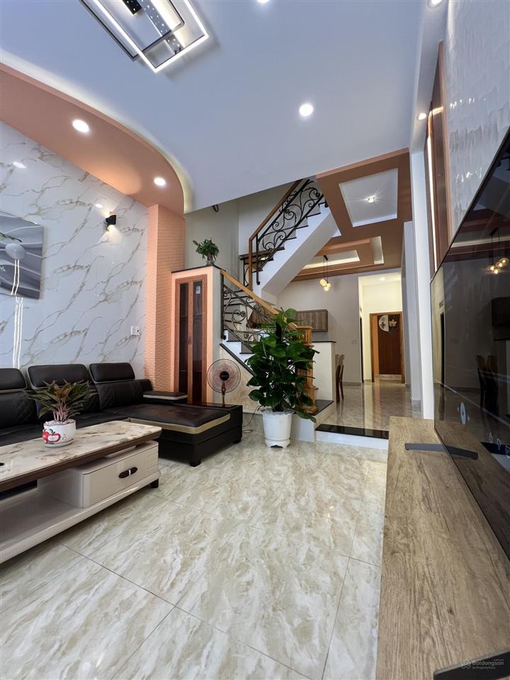 Chủ kẹt bán nhanh nhà 1 trệt 2 lầu+áp mái. giá 2 tỷ 650 full nội thất đã hoàn công tặng 4 máy lạnh