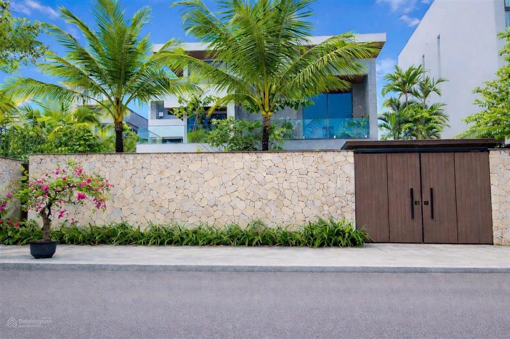 Bán gấp biệt thự chương dương khuê mỹ, ngay điểm bắn pháo hoa quốc tế, diện tích 285m ngang 15m.