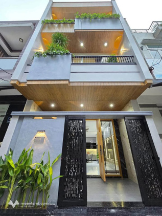 Nhà 3 tầng mặt tiền đường Nguyễn Tất Thành, gần biển, 4 phòng ngủ, giá 7 tỷ