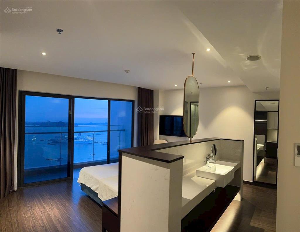 Bán sapphire s2 view trực diện biển + pháo hoa + cảng tàu giá chỉ 2 tỷ 350. tầng trung