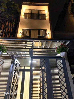 Cần vốn kinh doanh, bán gấp nhà siêu đẹp đường Nguyễn Thượng Hiền, phường 5, quận 3, 4 tầng, diện tích 60m2