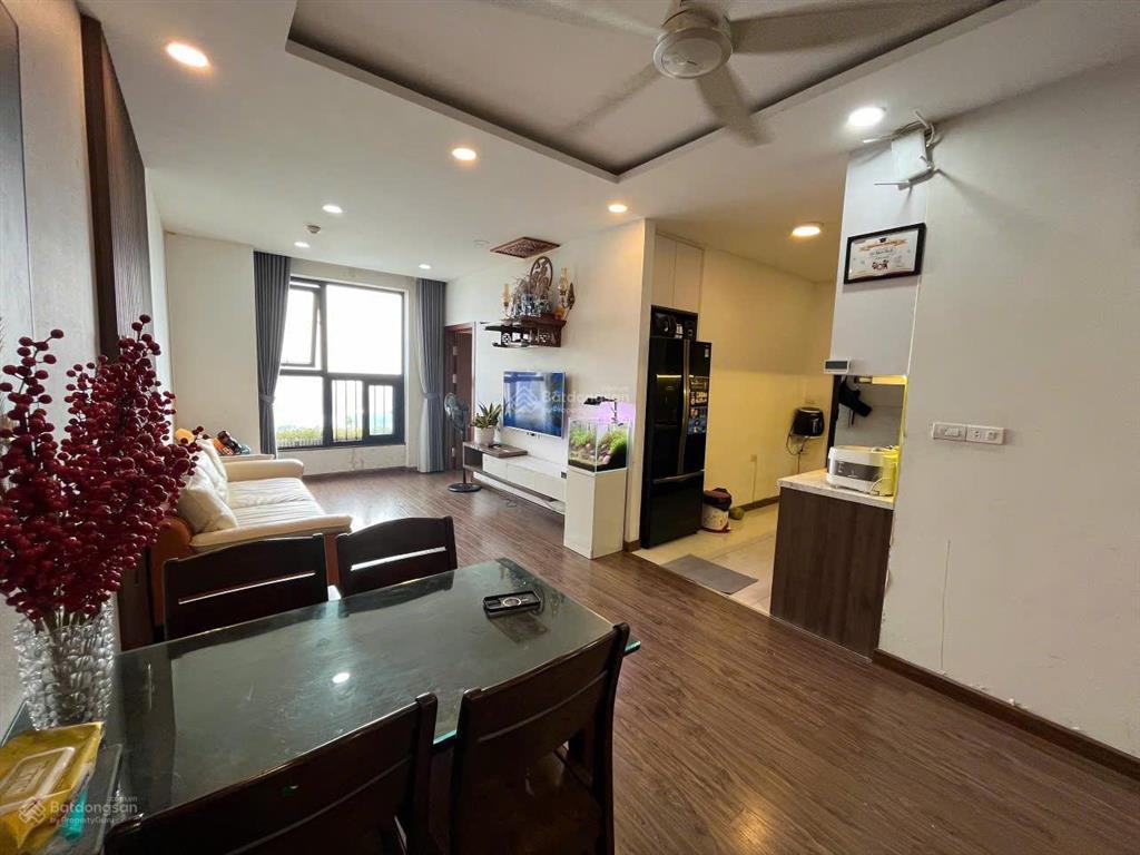 Tôi chính chủ cần bán căn hộ 2pn/2vs, diện tích 74m2,full nội thất ban công view hồ linh đàm.