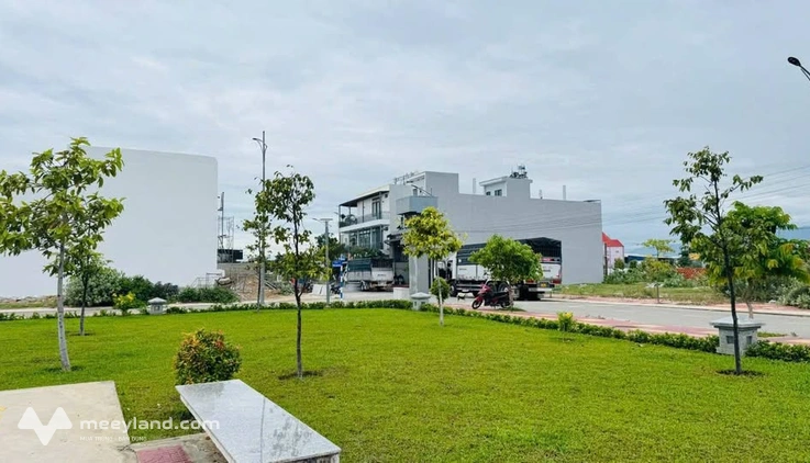 Cần bán lô đất đẹp tại khu tái định cư Phan Đăng Lưu, đối diện công viên với diện tích 93,22m²