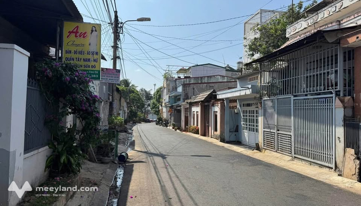 Chào bạn, mình có căn nhà mê lửng kiên cố nằm ngay khu Lê Vũ sầm uất, trung tâm thành phố Buôn Ma Thuột