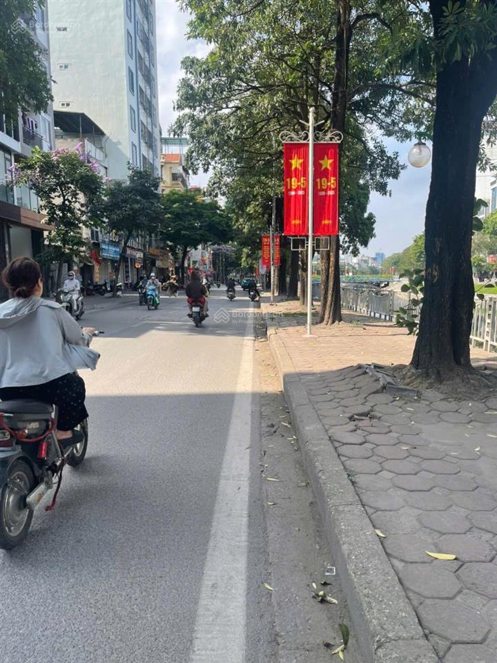 Bán nhà mp khương đình, đoạn đẹp, gần vành đai 2.5. không bị qh. dt 235m2 x mt 10m. giá 550tr/m2