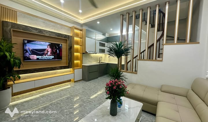 Nhà lô góc đẹp, 2 mặt thoáng, đón ánh sáng tự nhiên tràn ngập, tọa lạc tại vị trí đắc địa trên phố Hồng Mai