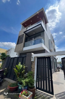Nhà 3 tầng, 4 phòng ngủ, ô tô bán tải đỗ cửa, giá chỉ 8,45 tỷ