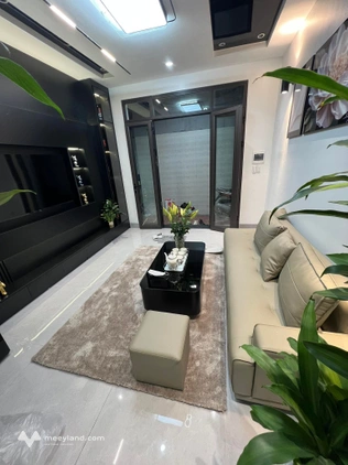 Nhà 5 tầng đẹp, full nội thất sang trọng, gần ô tô tránh và Hồ Linh Quang - 7.3 tỷ