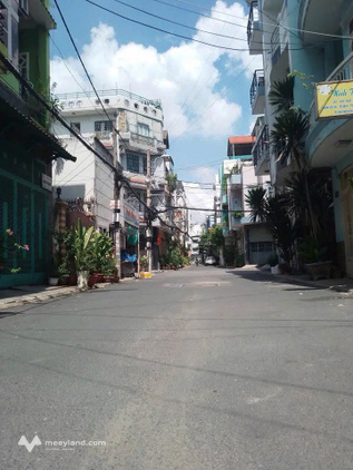 Nhà mới xây đẹp, kiên cố, nằm trong hẻm rộng 5,7m xe hơi tránh nhau