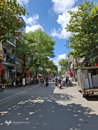 Tọa lạc tại vị trí đắc địa trên con đường Trần Huy Liệu sầm uất, căn nhà này mang đến một không gian sống lý tưởng