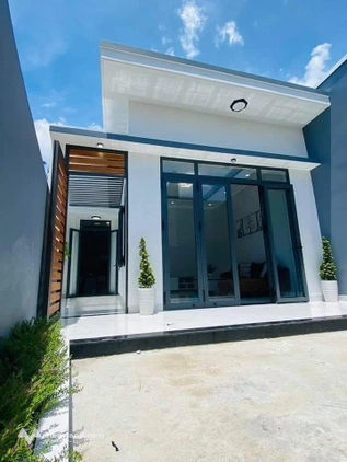 Cơ hội sở hữu ngay căn nhà sổ riêng, thổ cư 100% với diện tích 100m2, tọa lạc tại vị trí đắc địa giáp phường Bửu Long