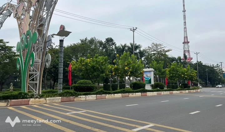Bán nhà mặt tiền 9.3m đối diện hồ Phan Thiết, giá 2 tỷ