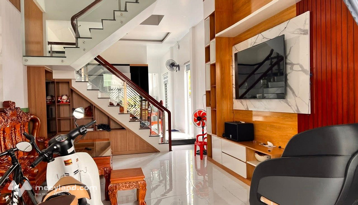Nhà 2 tỷ, 3 phòng ngủ, 2 mê, sân thượng thoáng, chốt ngay kẻo lỡ