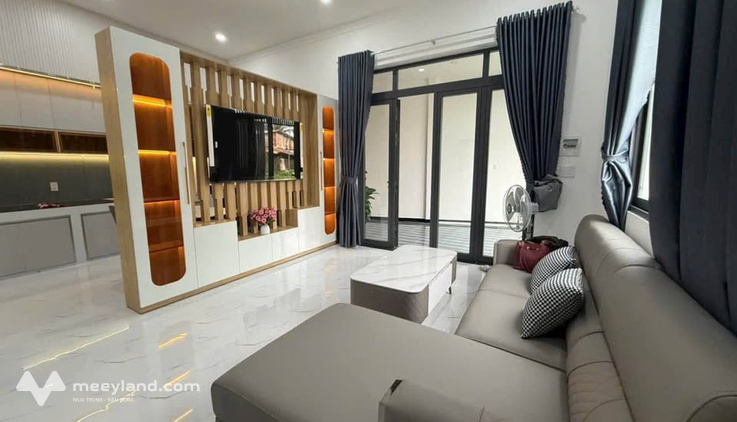 Nhà 2 phòng ngủ tân cổ điển, sân ô tô rộng rãi, chỉ 1,59 tỷ