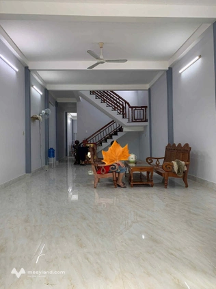 Nhà 2 lầu, 1 trệt, siêu thoáng, 3 phòng ngủ, đủ tiện nghi, giá 12 triệu/tháng