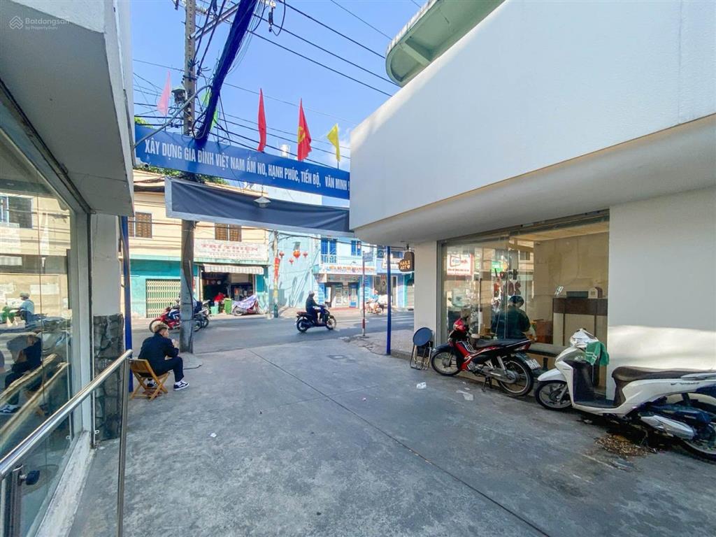 Chủ gấp bán căn nhà ngay âu cơ ra mặt tiền đường âu cơ vài bước chân diện tích 68m² [5,7 x 12]