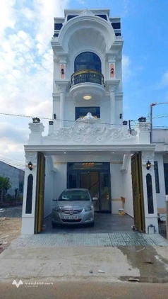 Bước vào thế giới tiện nghi và hiện đại với căn nhà mới xây tọa lạc ngay mặt tiền đường nhựa Nguyễn Quang Đại