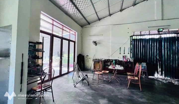 Ngôi nhà được thiết kế ấm cúng với sân ô tô rộng rãi, thuận tiện cho việc đi lại