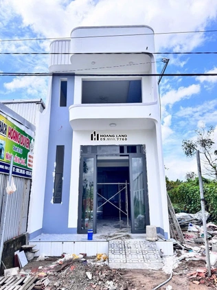 Chào bạn, mình có một căn nhà trệt lửng với mặt tiền lộ nhựa rộng rãi tại Mỹ Hoà, Vĩnh Long