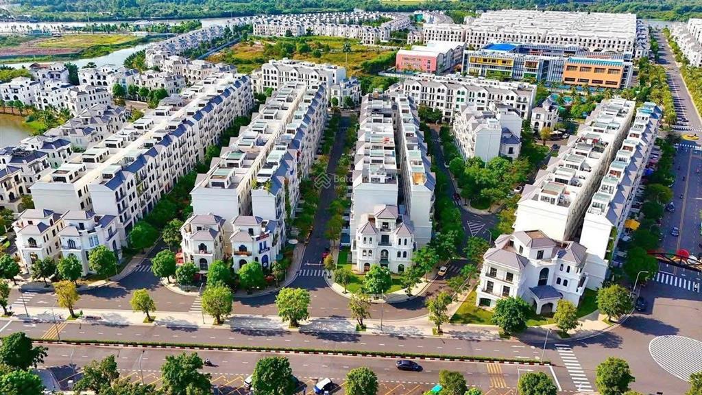 Bán 1 căn boutique villas đường t1 đối diện đại công viên 36ha có hợp đồng thuê 120tr. giá 77 tỷ