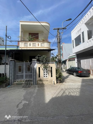 Nhà lô góc 2 tầng, 90m2, hướng Tây Nam, sổ hồng hoàn công, trung tâm Tuy Hòa