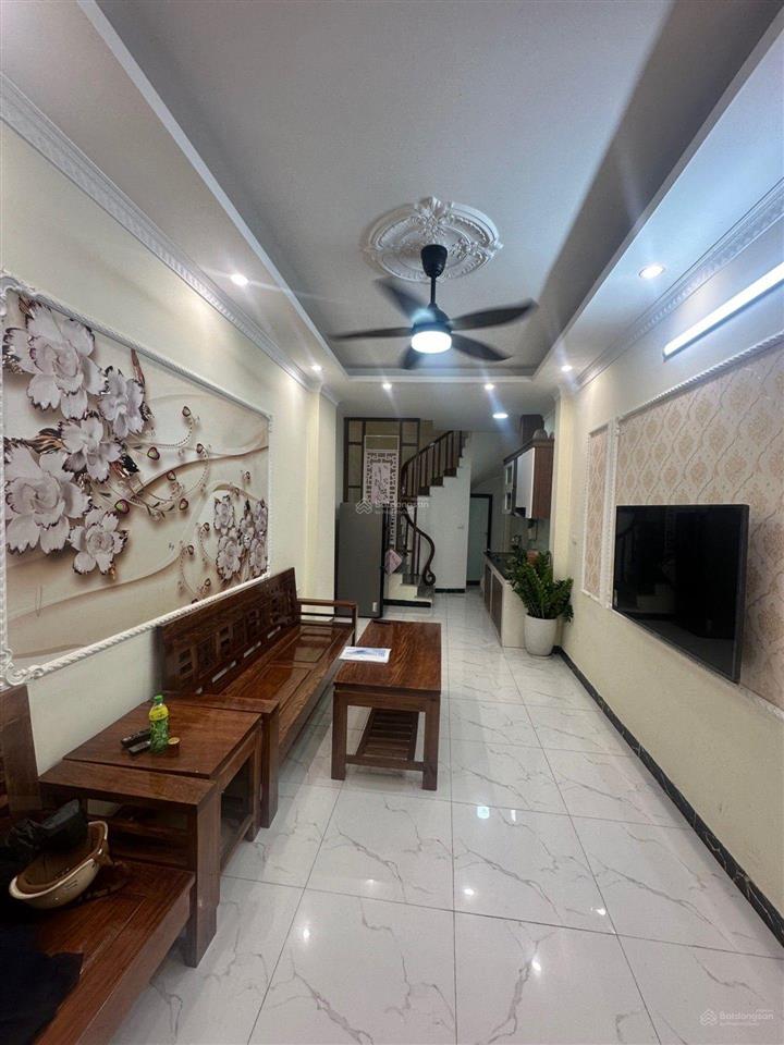Chỉ 5 tỷ có nhà 5 tầng 36 m2 mới coong ô tô đỗ cửa gần cầu thanh trì, gần chợ trường, vin 1