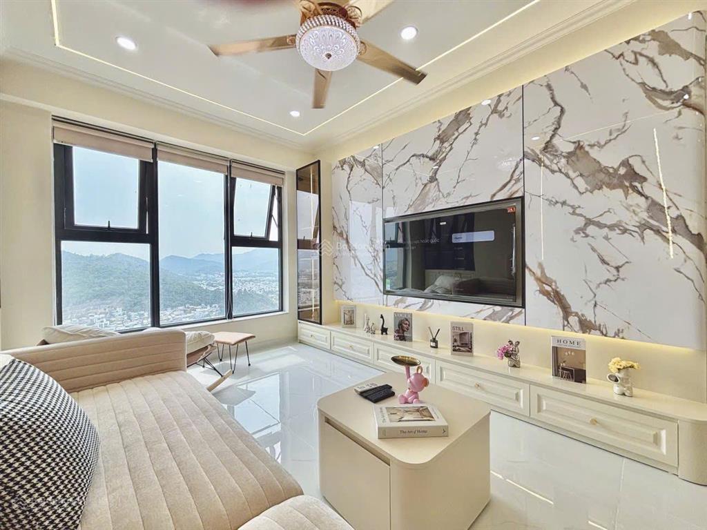 Căn 3210 tầng cao căn rộng 75,24m2, dễ khai thác cho thuê, phong cách tân cổ điển, tông kem