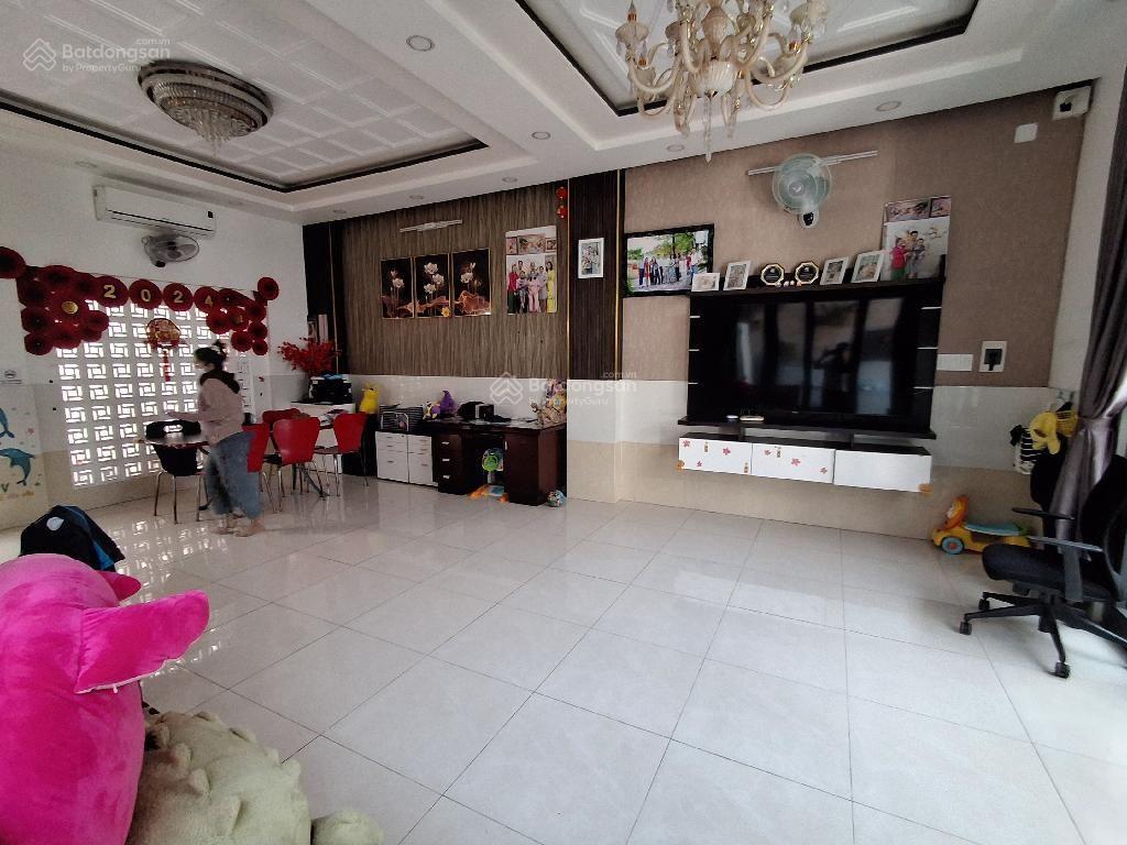Bán nhà nhà bè nhà 3 tầng đẹp ngang hơn 8m hẻm xe hơi 7m chỉ 5.85 tỷ