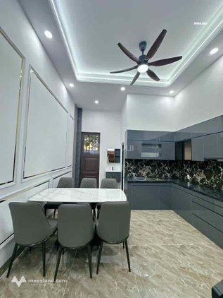 Nhà sẵn nội thất, kết cấu 1 trệt, 2 lầu, gồm 3 phòng ngủ, 3 nhà vệ sinh, 1 phòng khách, 1 bếp, 1 phòng thờ