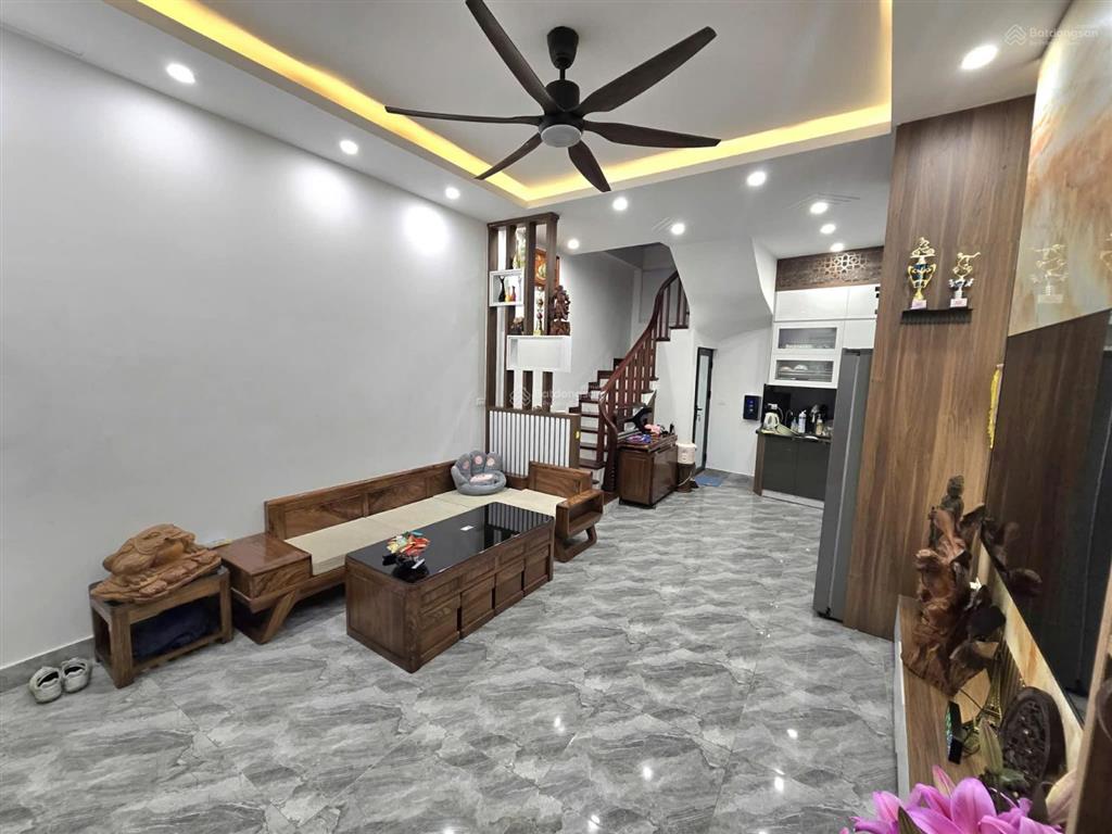 8,6 tỷ dt 39m2, mt 4,6m, 2 mặt ngõ thoáng, thông vòng quanh, cực gần ô tô, nhà đẹp lung linh