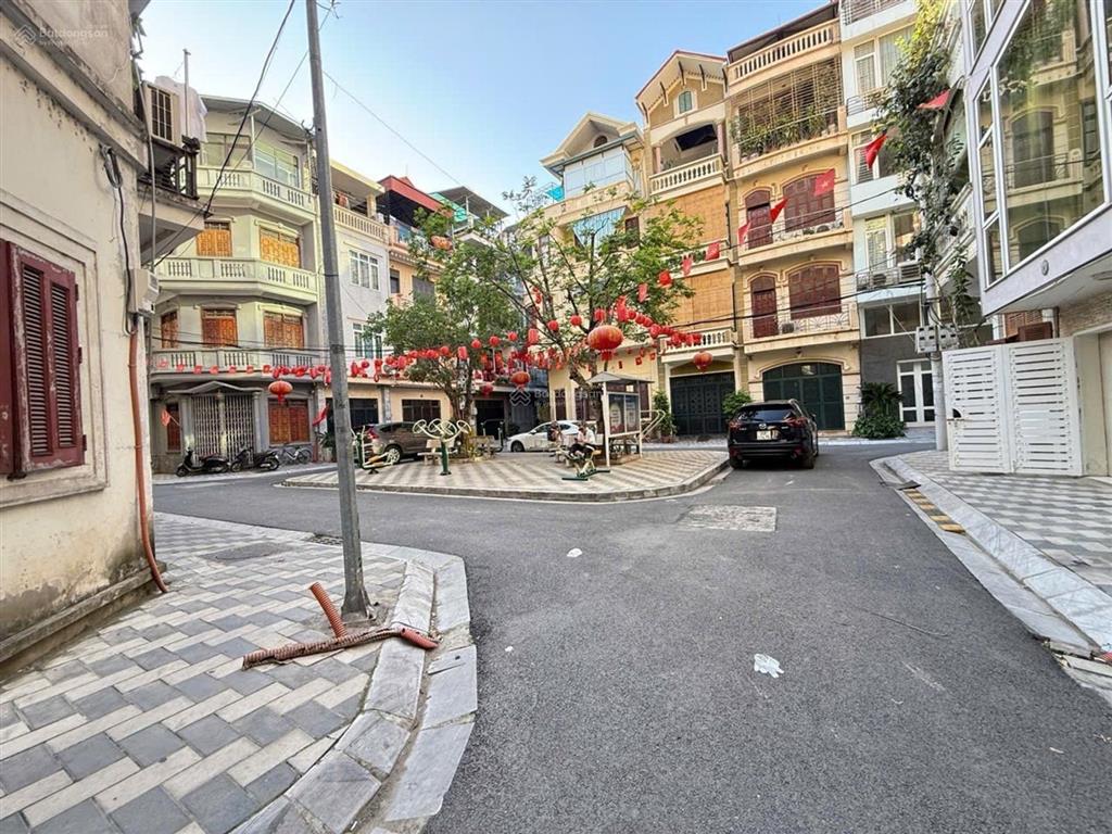 Bán nhà phố nghĩa đô, dt68m, mt5,5m, phân lô, ô tô tránh. lô góc, view công viên.