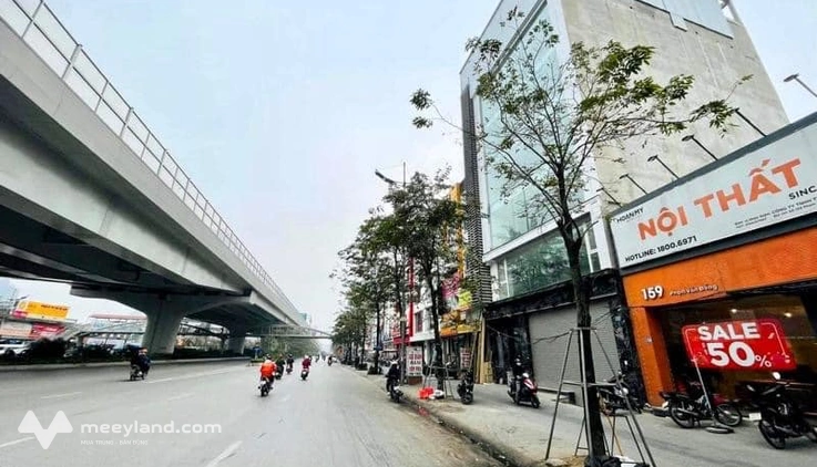 Bán tòa nhà mặt đường Phạm Văn Đồng, 200m2 xây 8 tầng, thang máy, mặt tiền 11m