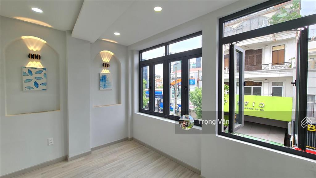 Mặt tiền gần nguyễn văn trỗi ngang 4,05m nhà mới 5 tầng 8 phòng. giá 11,1 tỷ hđ thuê 36 triệu