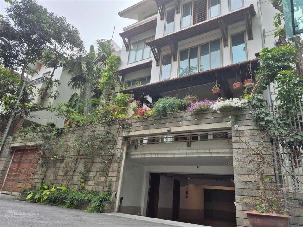 Giá tốt vườn đào, 210m2 vườn hoa, tầng hầm, gara, nội thất full chủ cần bán gấp