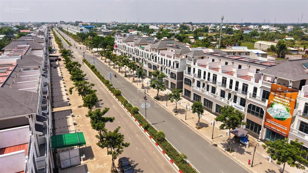 Bán gấp căn nhà ở tại vinhomes green city giá 4,7 tỷ, 70m2 đối diện công viên nước. 0899 884 ***